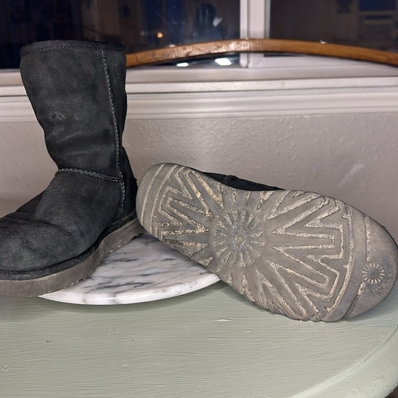 UGG BLACK MID CALF BOOTS (6) - Picture 4 of 4